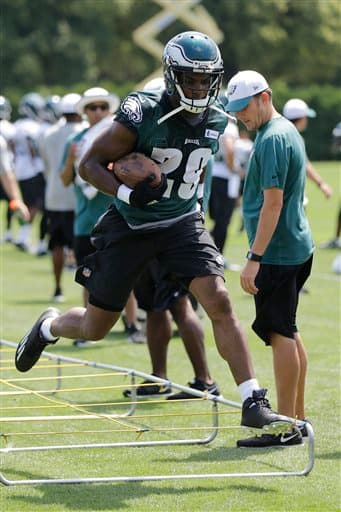 DeMarco Murray ha tomado parte en el campo con sus compañeros de equipo, checa las mejores imágenes del corredor durante el training camp vistiendo el jersey de los Philadelphia Eagles (AP-NFL).