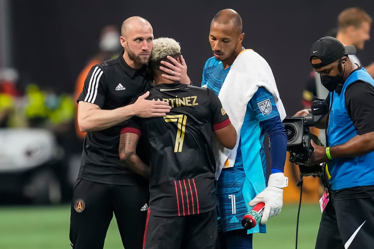 El entrenador interino de Atlanta United, Rob Valentino, abraza a Josef Martínez tras la victoria 1-0 del Crew.
<br>
