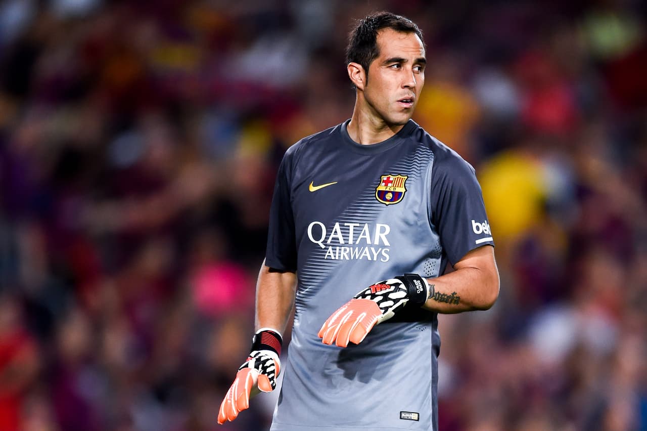 <b>Claudio Bravo (Temporada 2014/15) - </b>Llegó desde la Real Sociedad por 14 millones de dólares y no pudo ganarle el lugar a Marc Andre ter Stegen. Se fue al Manchester City por 21 millones.