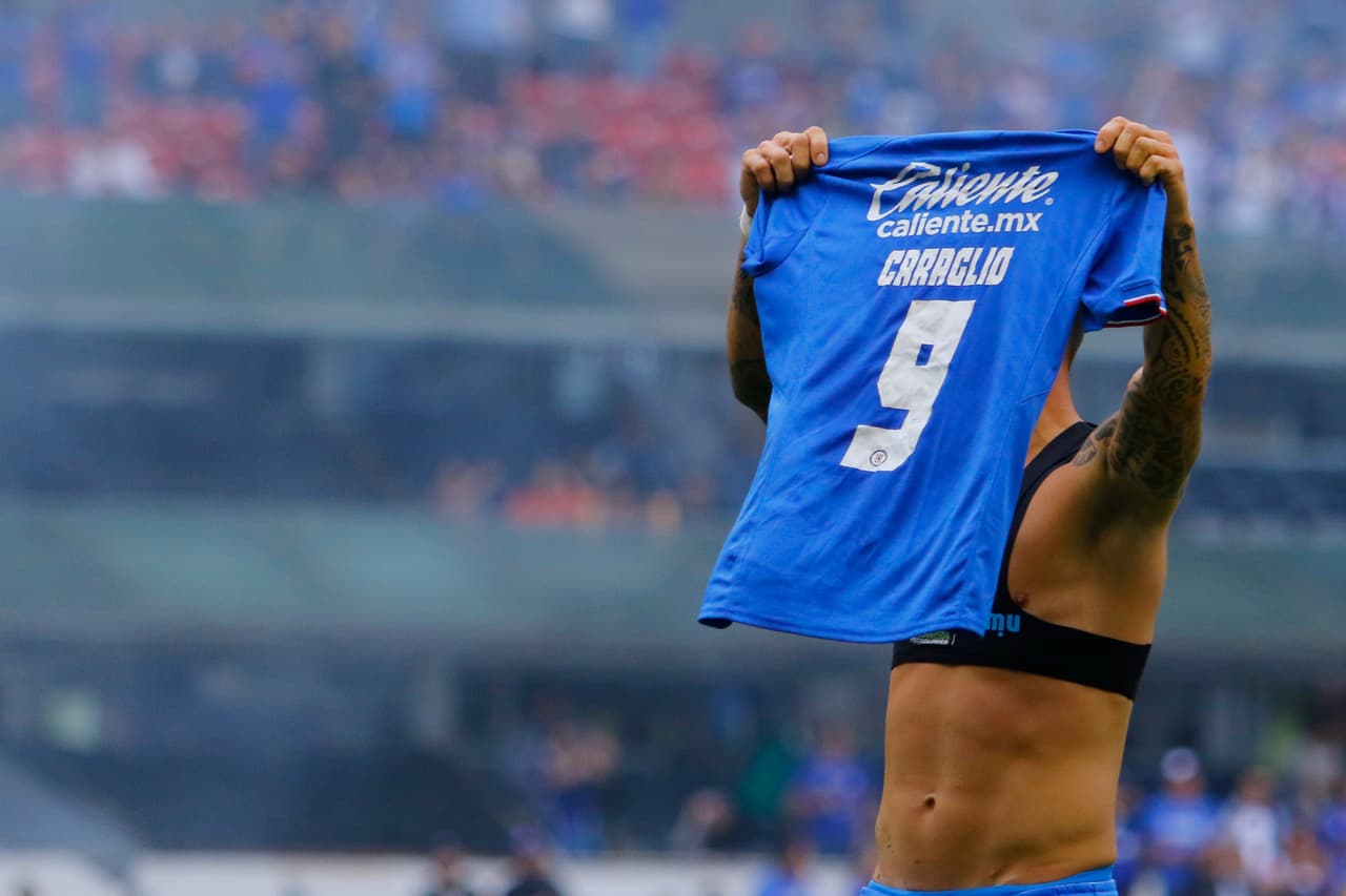 Al mejor estilo de Lionel Messi continuó celebrando Milton Caraglio la consecución del gol 10 mil en la historia del Estadio Azteca.