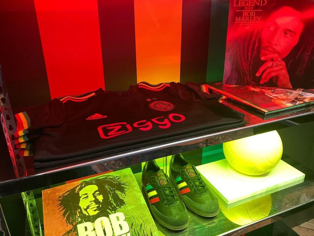 Nueva playera de Edson Álvarez en Ajax, en honor a Bob Marley