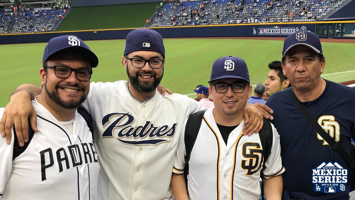 Los aficionados de los San Diego Padres mostraron su amor por el equipo.