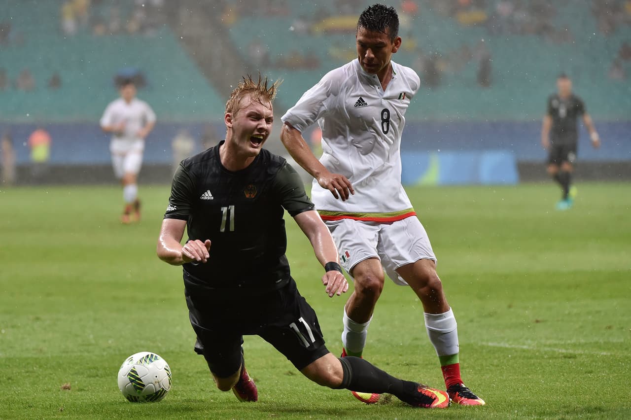 Con selección, el mexicano también se ha codeado contra las nuevas promesas del fútbol mundial, como Julian Brandt.