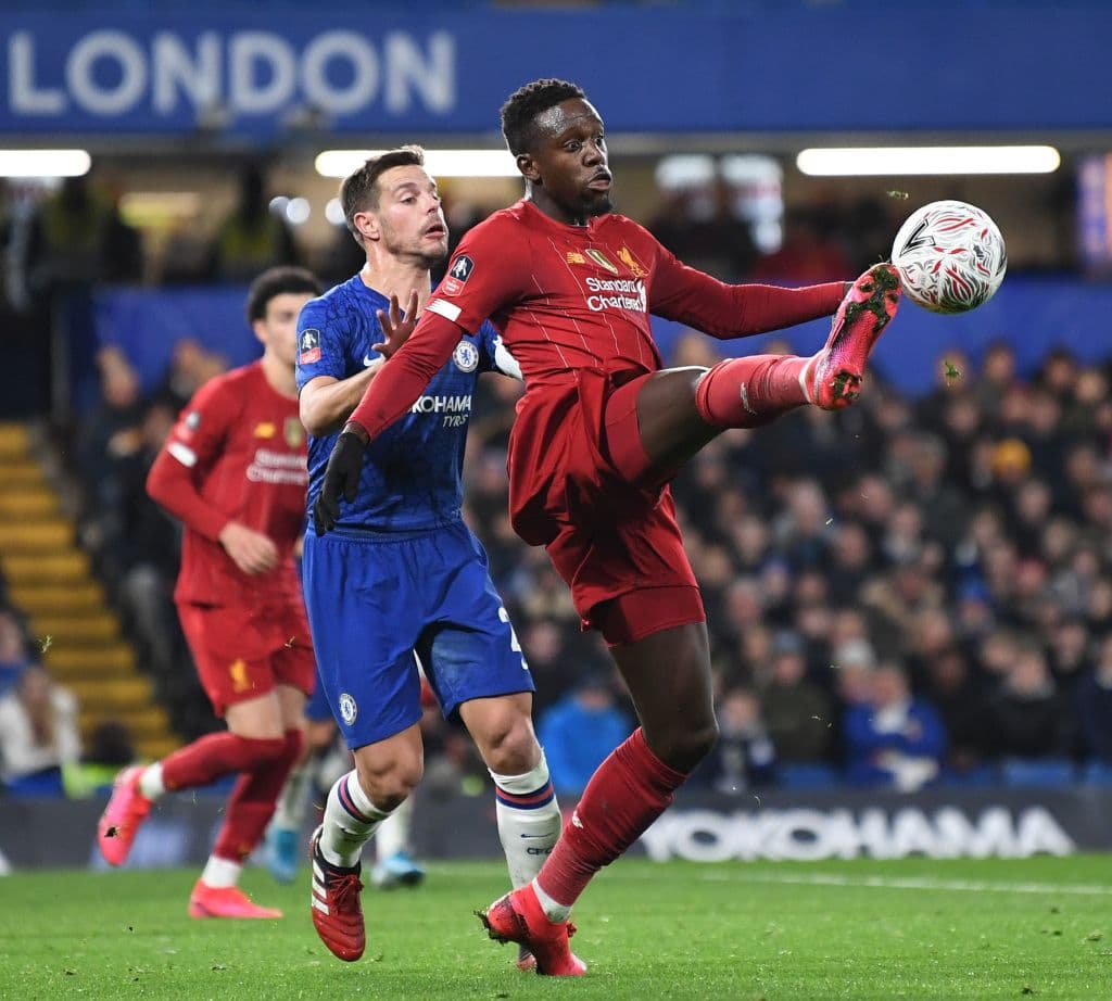 Divock Origi no logra controlar el balón de buena manera ante la presión de César Azpilicueta.