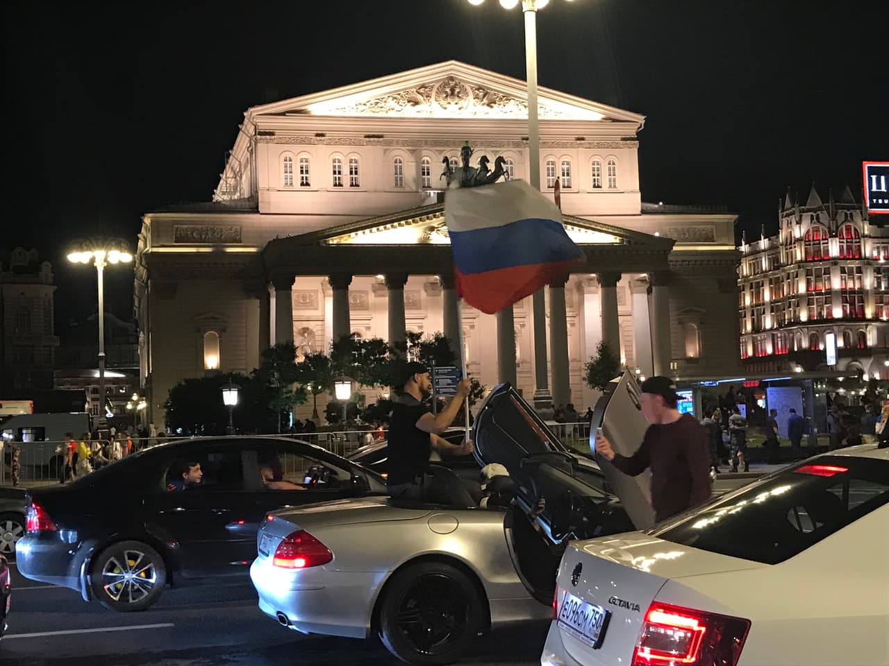 Jolgorio en las calles moscovitas. Con la música y las bocinas de los coches, agitando banderas o gritando y saltando de alegría, Rusia está cerca de hacer historia. (Foto: Juan Manuel Terán/Enviado)