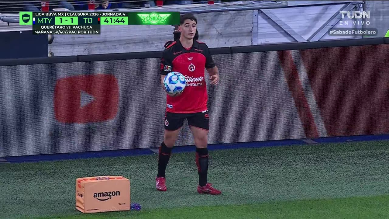 ¡CERCA! Kevin Castañeda disparó que se estrella en el poste.