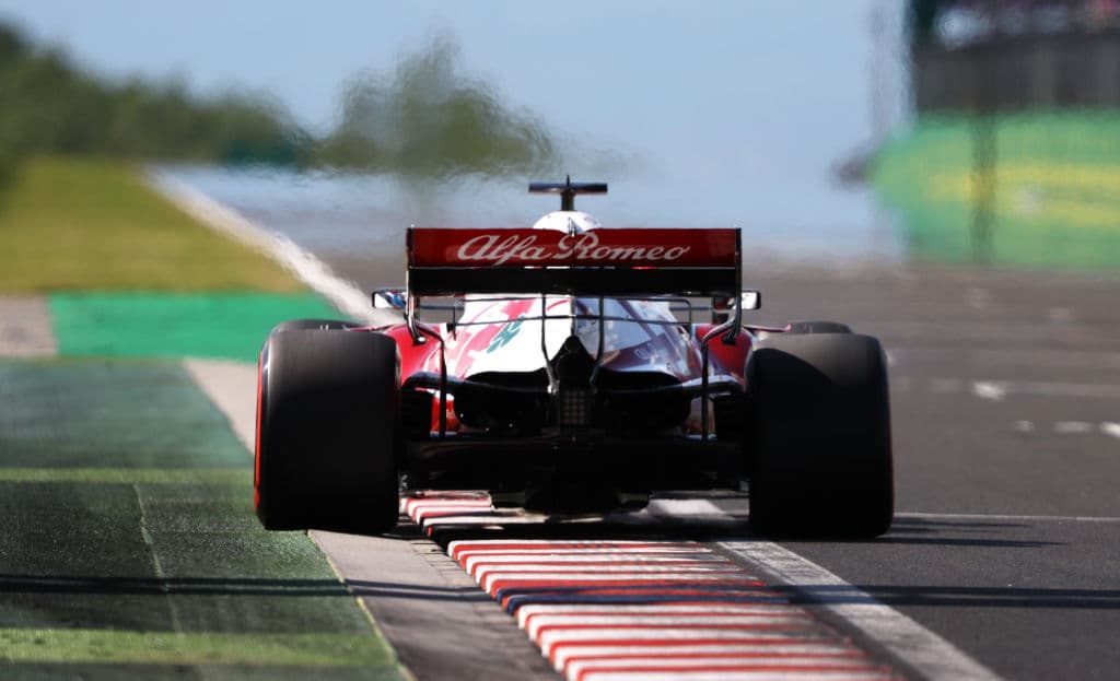 Las clasificaciones tuvieron un toque polémico pues el británico realizó un movimiento inesperado al salir a una velocidad muy baja de los pits, obstaculizando a Max Verstappen y afectando a Sergio Pérez quien debido a esto no pudo terminar su última vuelta en la Q3, restando la posibilidad de que terminara en una mejor posición.