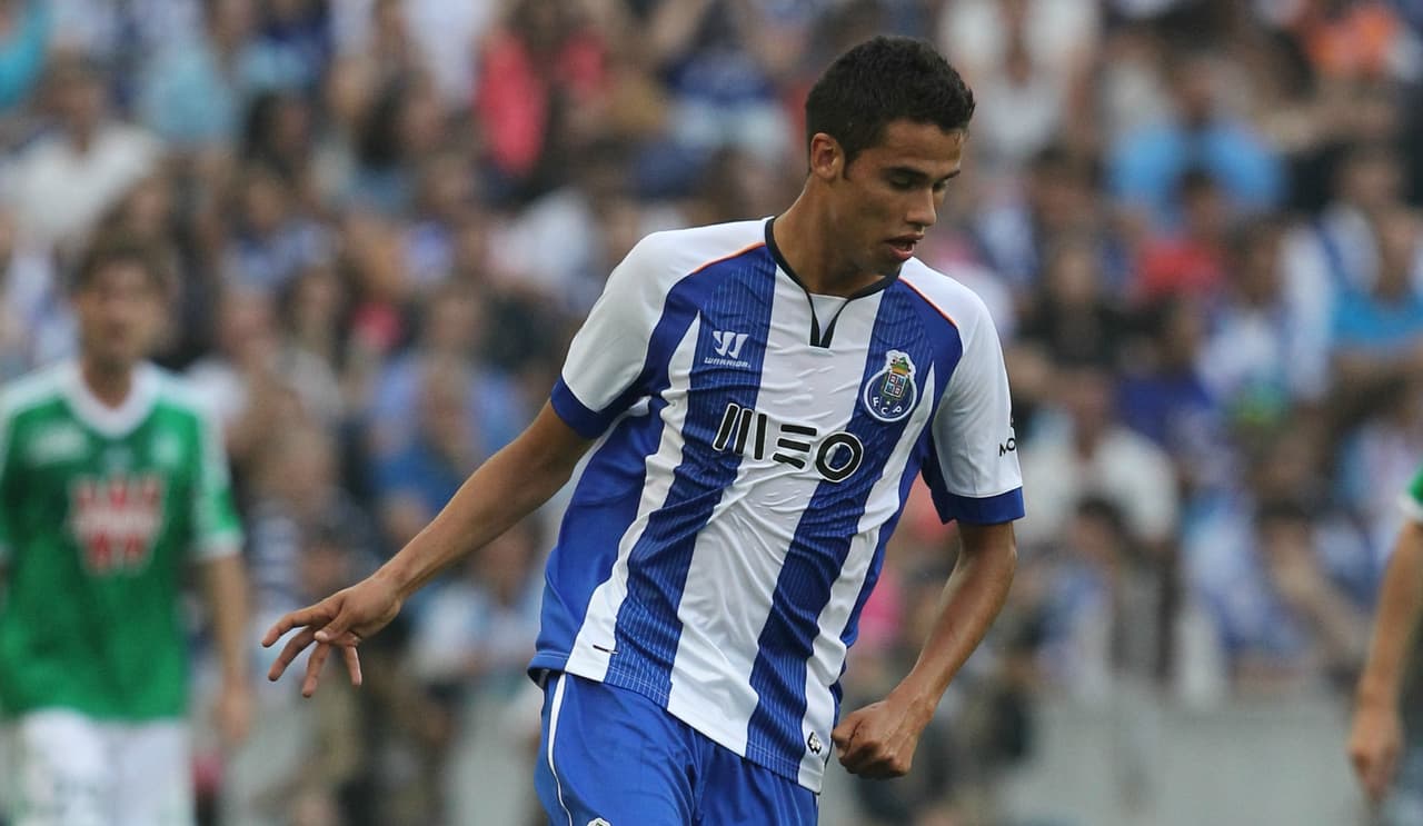 El defensor tendrá el reto de limitar el futbol de delanteros de peso con los de San Sebastián y ganarse la confianza de Moyes. En el inicio de temporada ha sido titular por lo que pinta para que se mantenga en la rotación de jugadores.