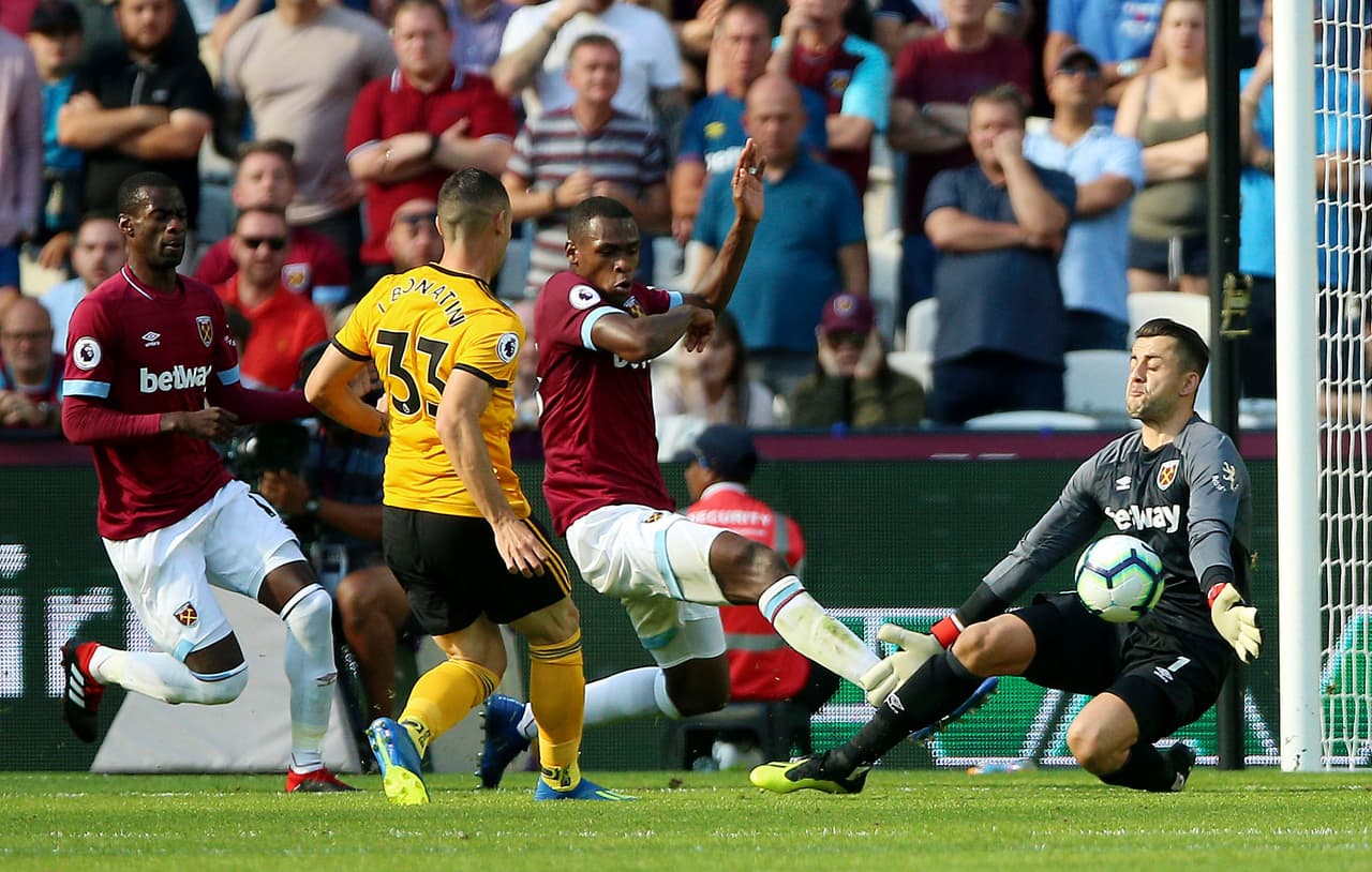 Aunque Lukasz Fabianski no se quedaba atrás y evitaba esta oportunidad de Leo Bonatini.