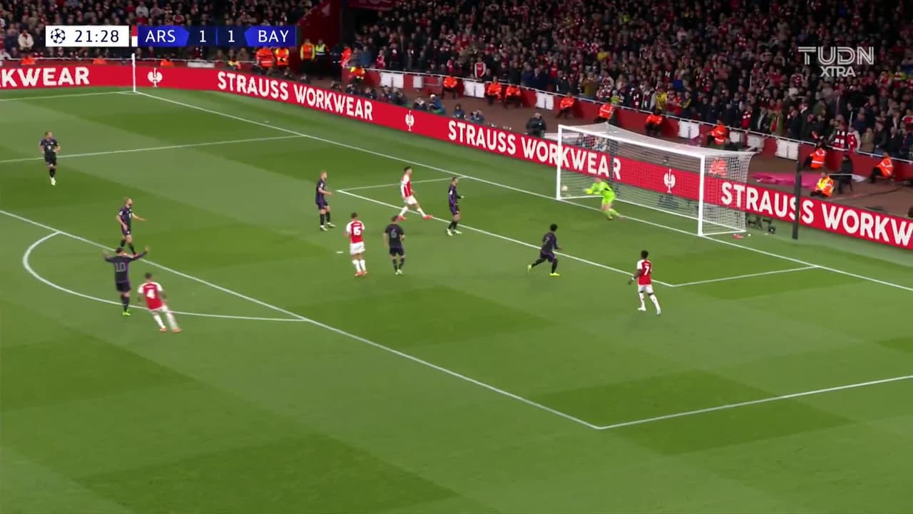 ¡TIRO ATAJADO! disparo por Jakub Kiwior.