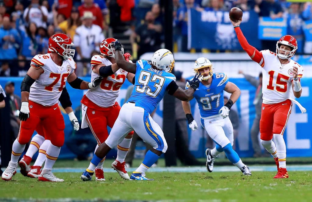 Justin Jones intenta interferir el pase de Patrick Mahomes, de los Chiefs, pero no logra su cometido.