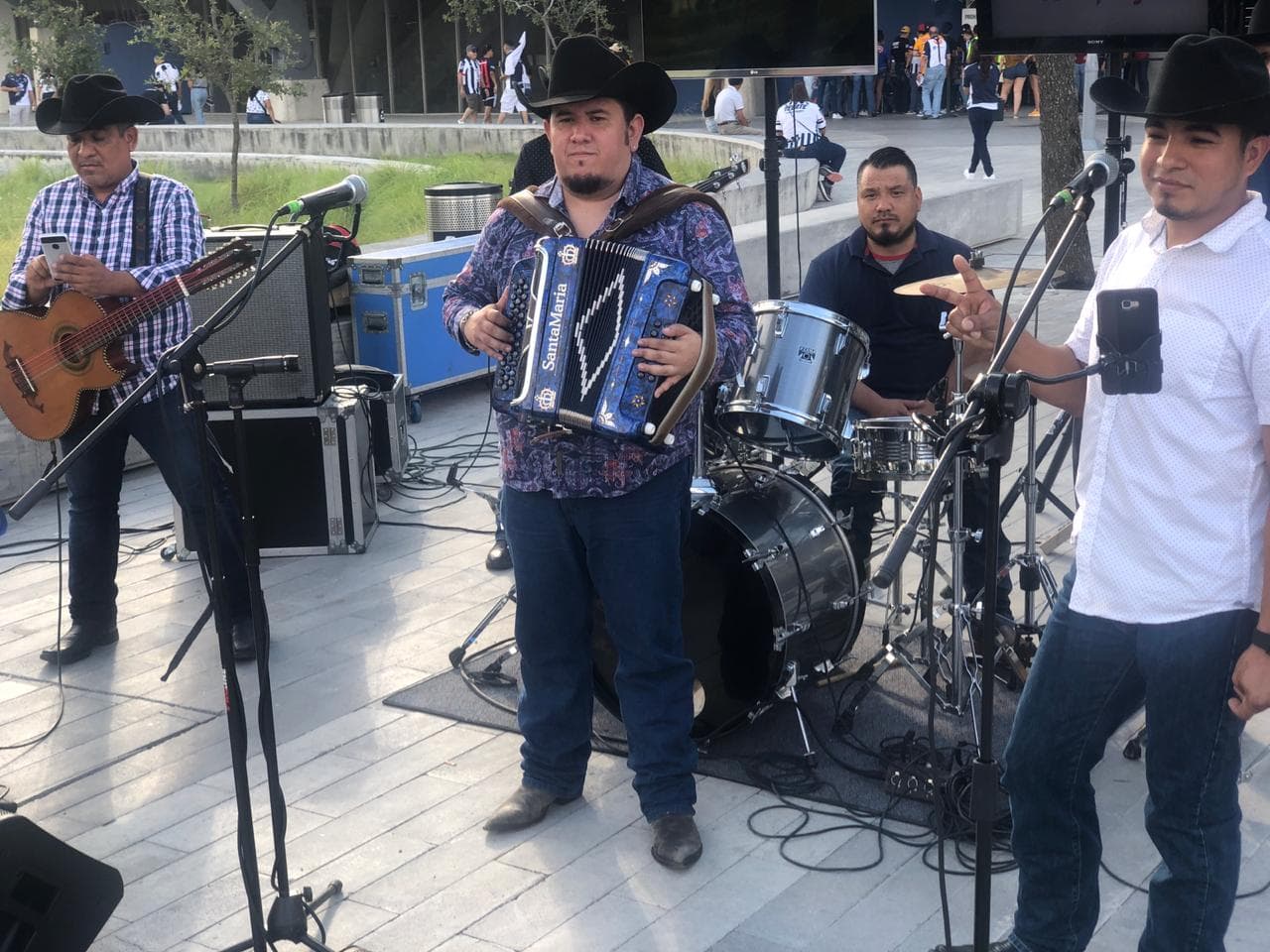 Comienza a anochecer en la sultana del norte y la gente empieza a llegar al gigante de acero.