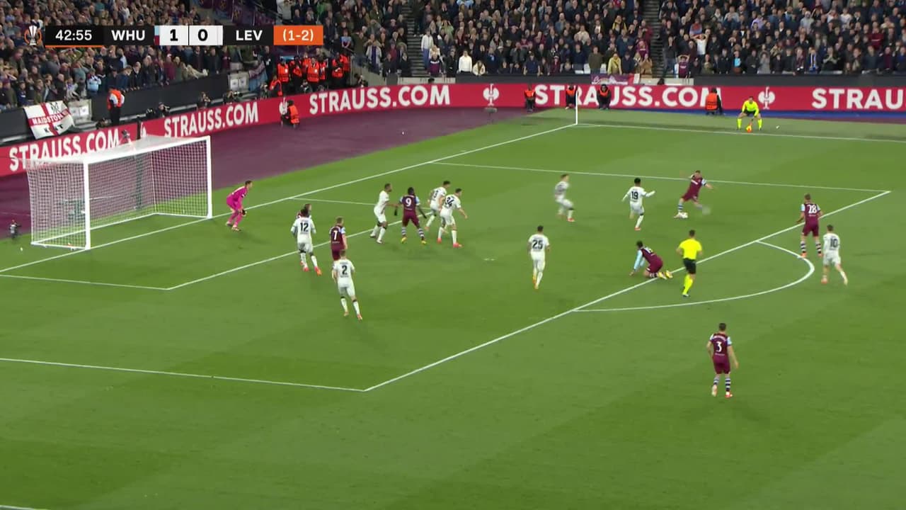 ¡TIRO ATAJADO! disparo por Vladimír Coufal.