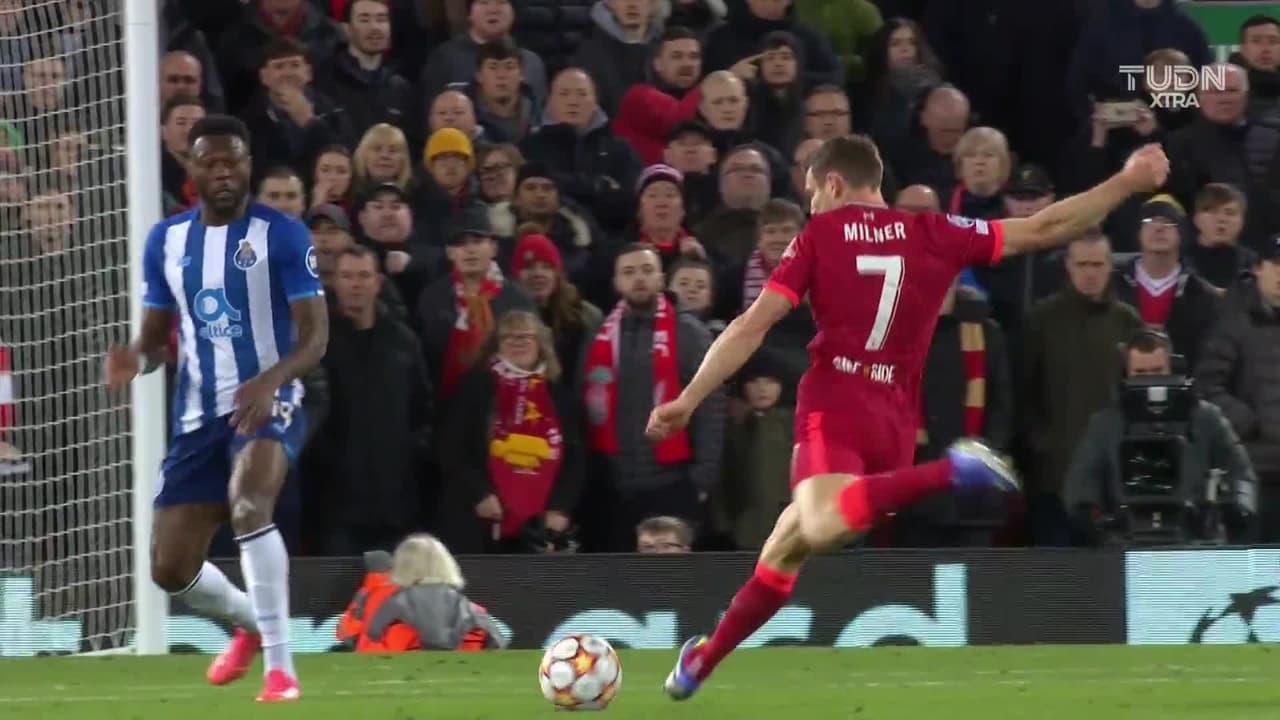 ¡TIRO ATAJADO! disparo por James Milner.