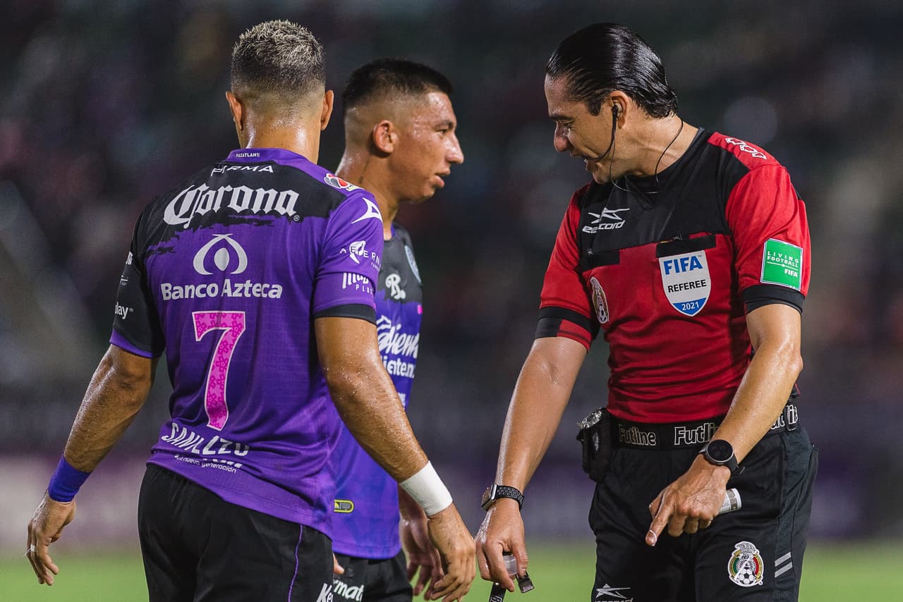 La polémica arbitral se hizo presente por una supuesta mano que no marcó el árbitro tras consultarlo con el VAR.