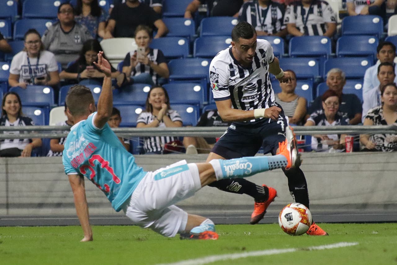 En la segunda mitad, los Rayados, por conducto de Rogelio Funes Mori, intentaron ampliar la ventaja. El argentino se volvió un miembro peligroso del equipo regiomontano con sus llegadas.