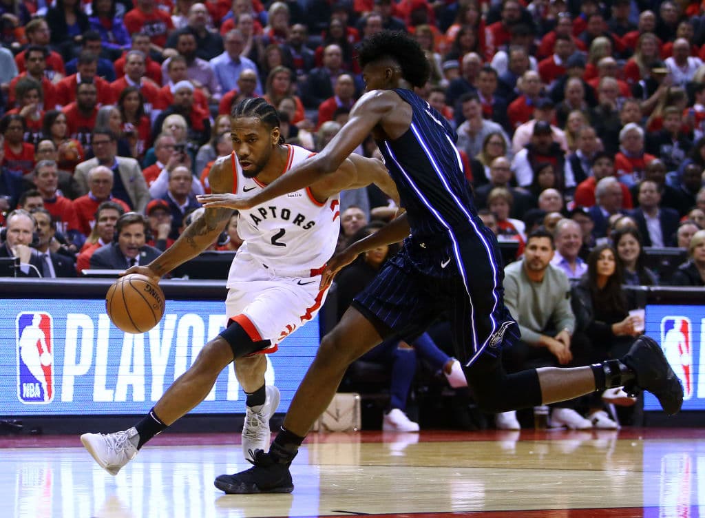 En los Playoffs de 2016-17, cuando todavía militaba para los San Antonio Spurs, Kawhi Leonard anotó 43 puntos en un partido, y esta noche se despachó con 37, la segunda cantidad más alta de su carrera.