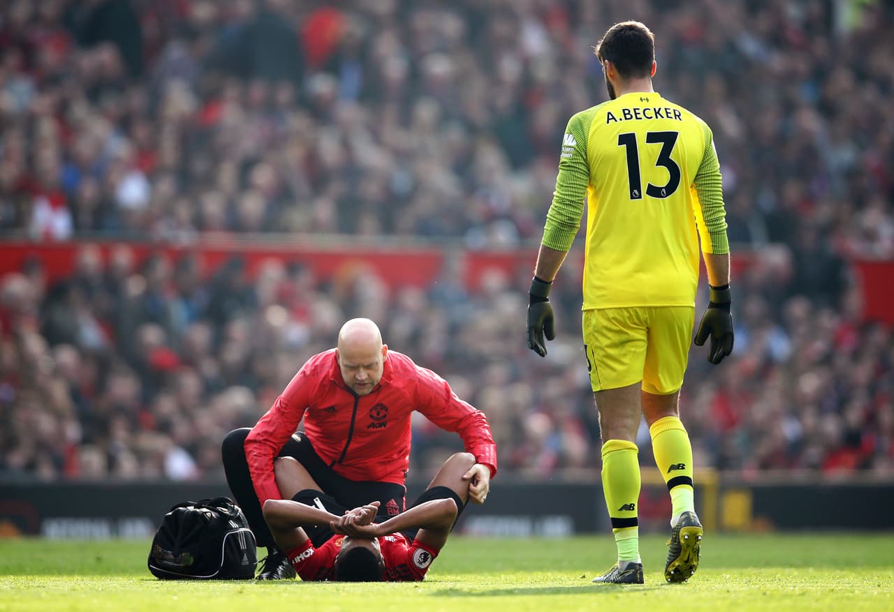 La molestia le impedía seguir al jugador y el Manchester United se veía obligado a un tercer cambio sin más opción, todo en apenas 43 minutos.