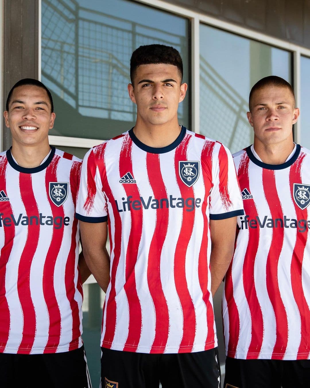 Los detalles azul marino en los puños, el cuello, el patrocinador y la marca complementan el look.