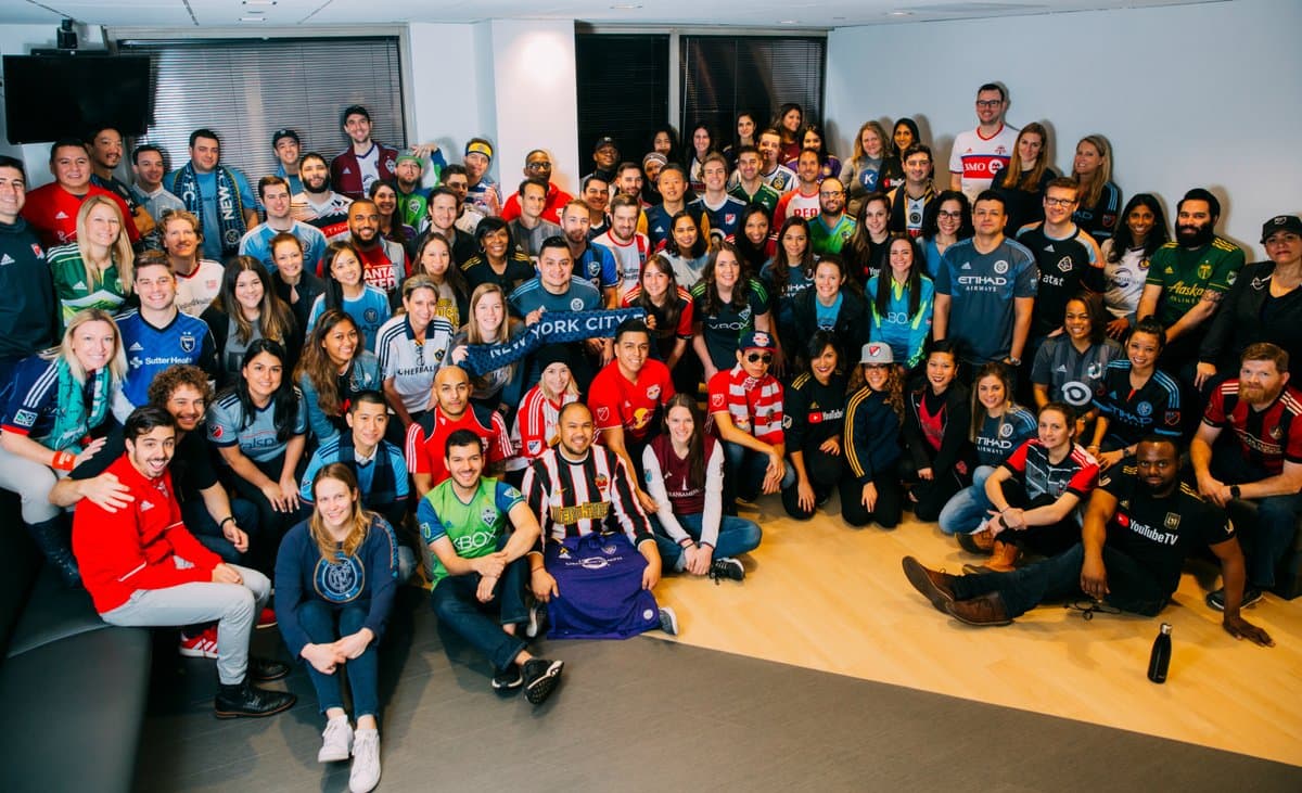 En las oficinas centrales de la MLS en Nueva York, la fiebre del #Dress4MLS no se hizo esperar, y todo mundo se puso el jersey de su equipo favorito.