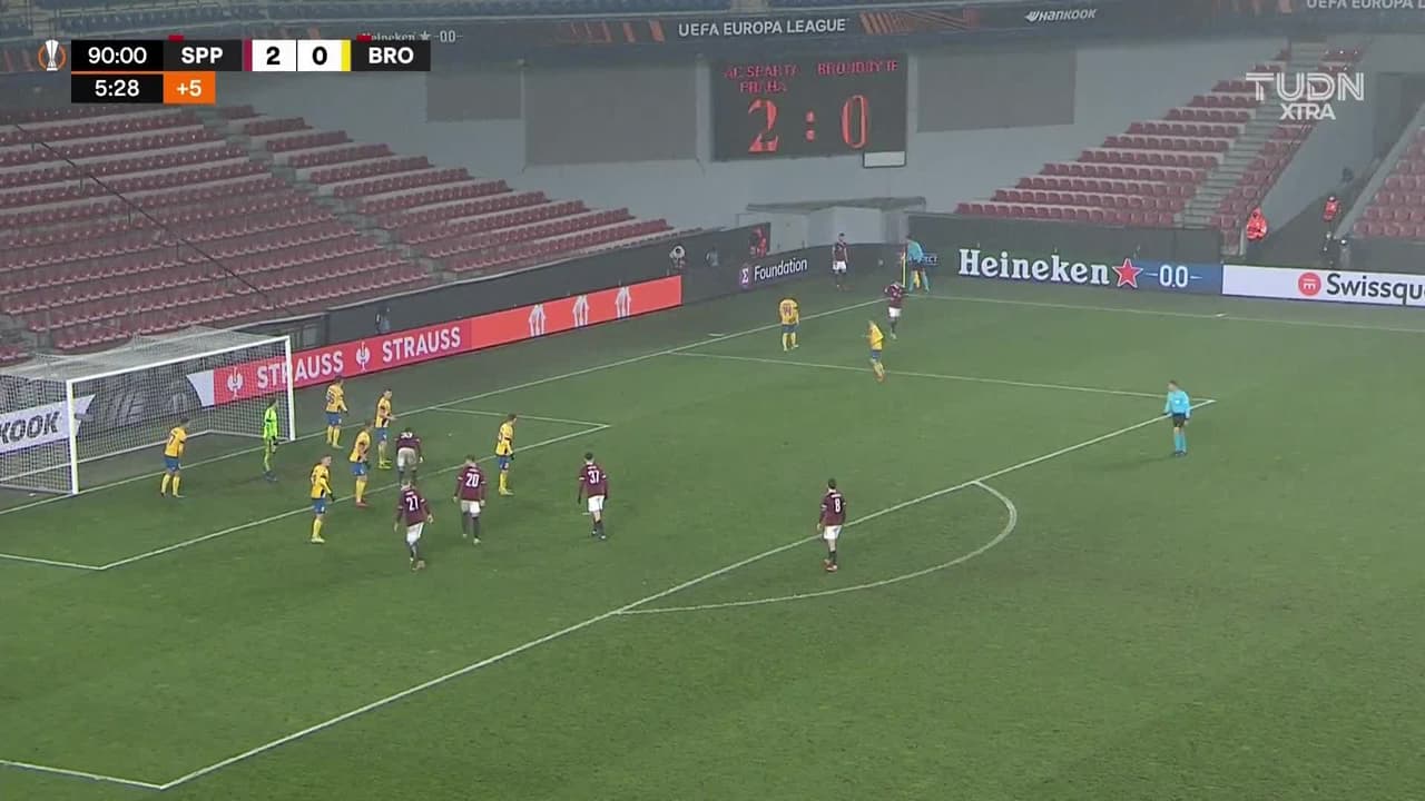 ¡TIRO ATAJADO! disparo por Dávid Hancko.