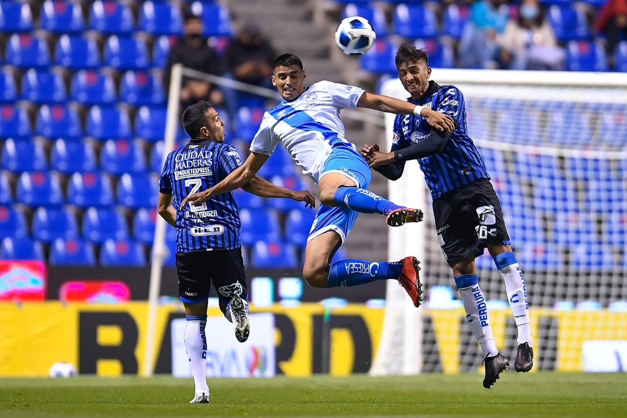 El partido arrancó con las revoluciones al máximo. Puebla lució mejor al frente, pero los Gallos respondieron con la misma dosis.