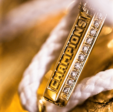 Las puntas de las agujetas están hechas con oro sólido y se suman al lujo con diamantes y las palabras 'campeones del mundo'.