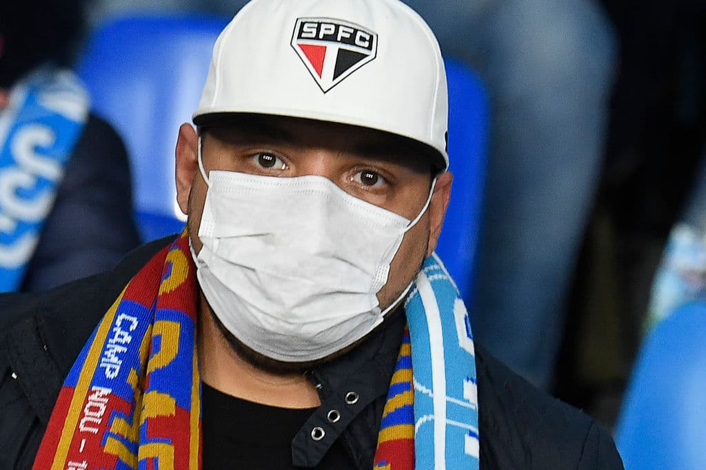 Listo y protegido para ver el partido, con todo y la gorra del Sao Paulo.