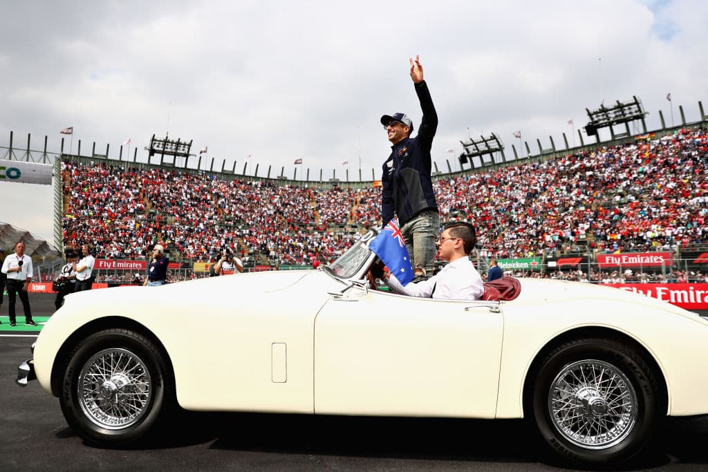 Daniel Ricciardo saldrá desde la pole y así saludó a los mexicanos.