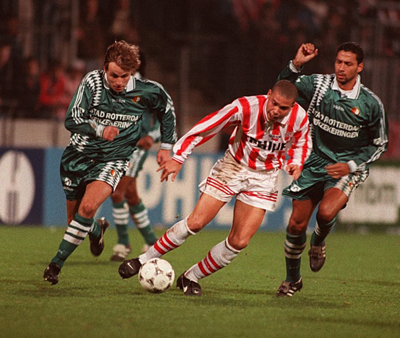 Para tapar el hueco dejado por Romário, el PSV compró a Ronaldo 'O Fenómeno' procedente del Cruzeiro en 1994.