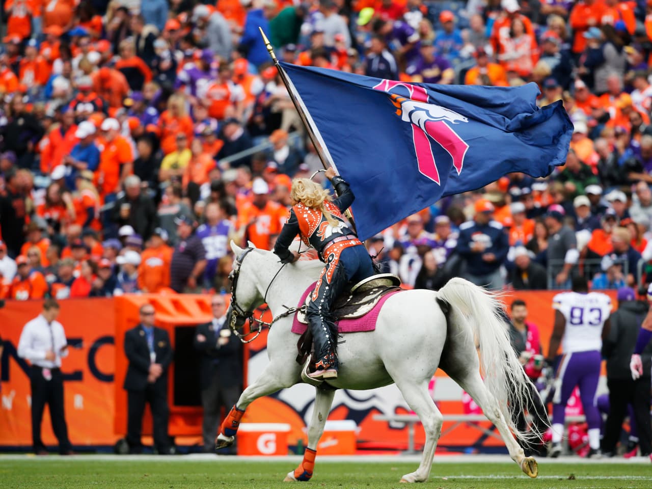 Empezó el mes de la concientización del cáncer de mama y la NFL se pintó de rosa en apoyo a tan noble causa. Checa las mejores imágenes.