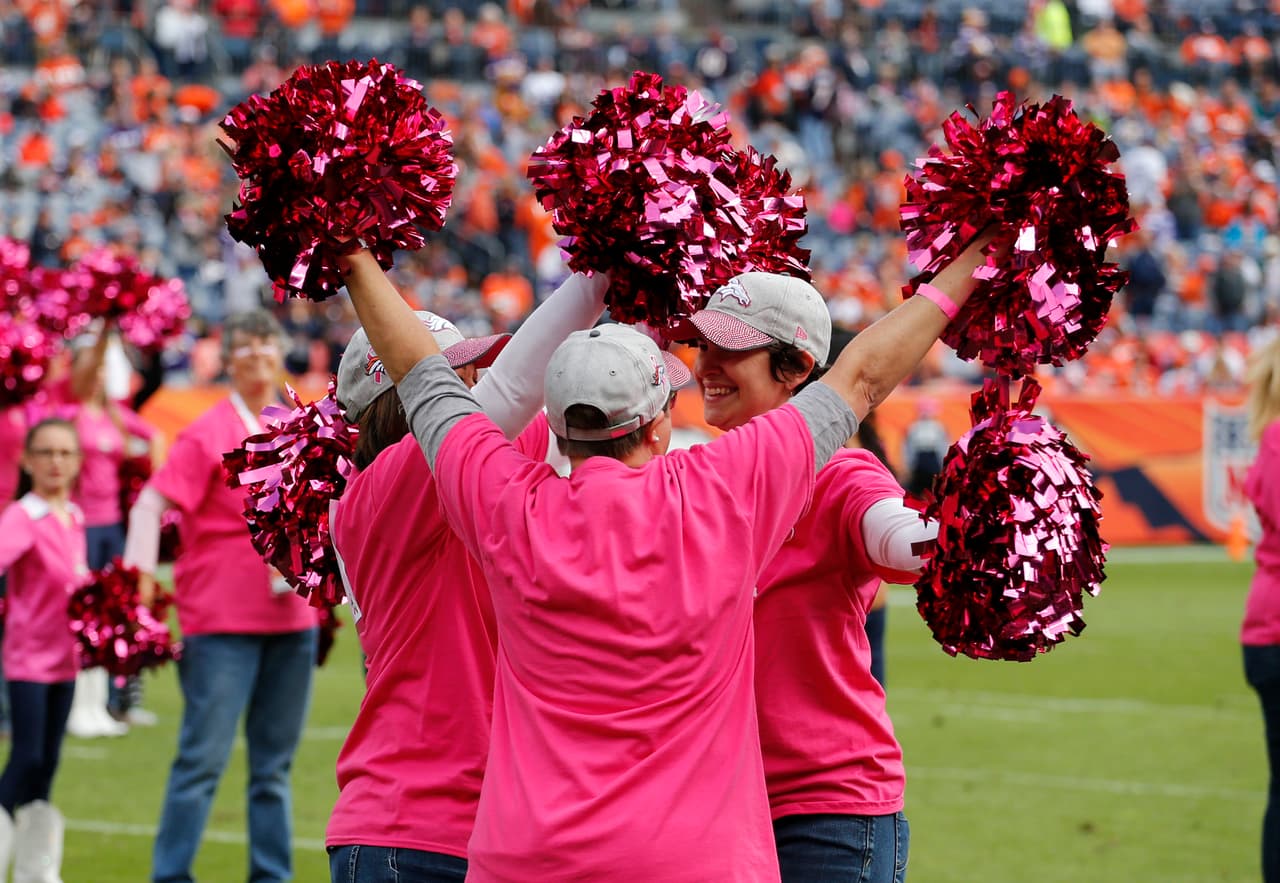 Empezó el mes de la concientización del cáncer de mama y la NFL se pintó de rosa en apoyo a tan noble causa. Checa las mejores imágenes.