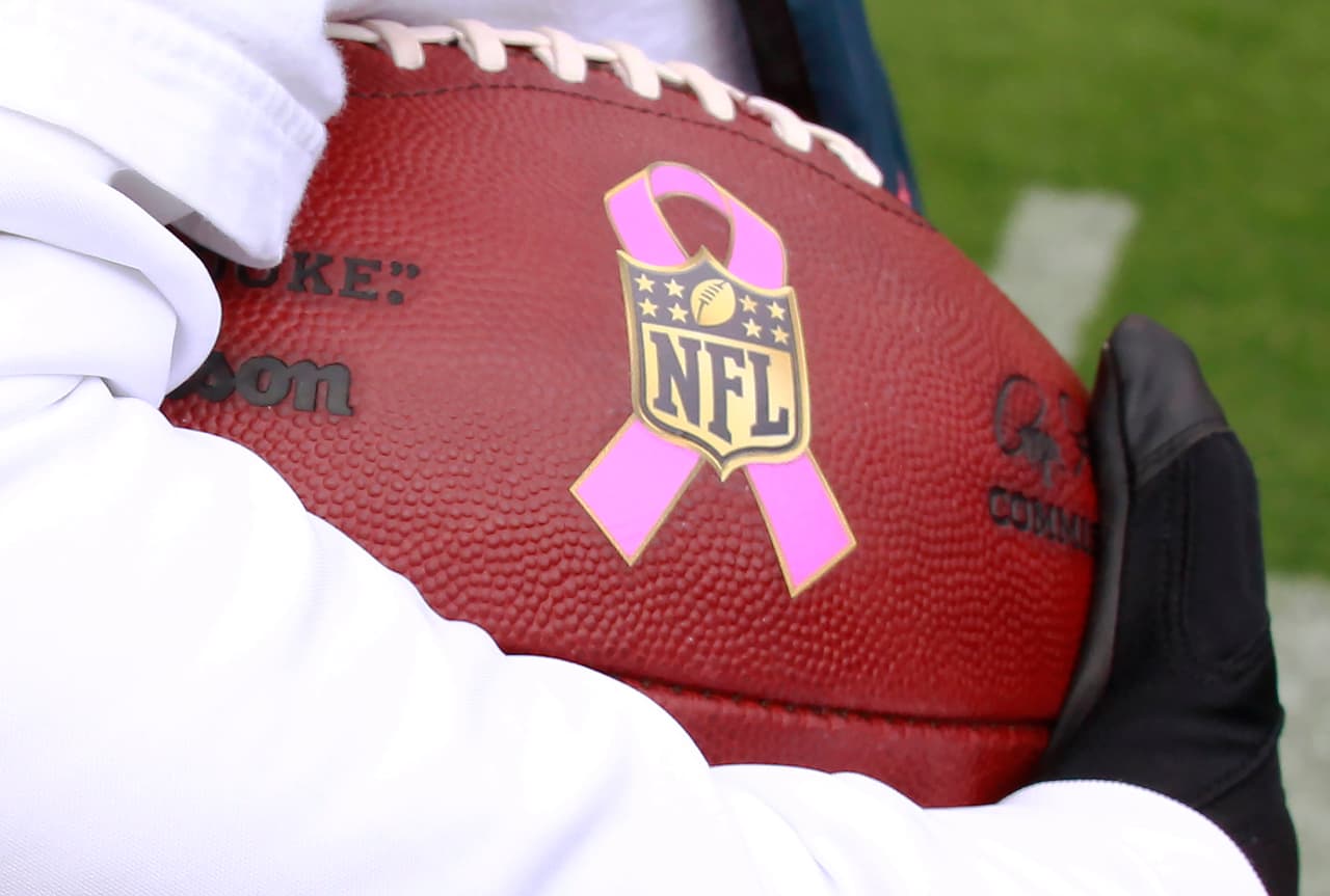 Empezó el mes de la concientización del cáncer de mama y la NFL se pintó de rosa en apoyo a tan noble causa. Checa las mejores imágenes.