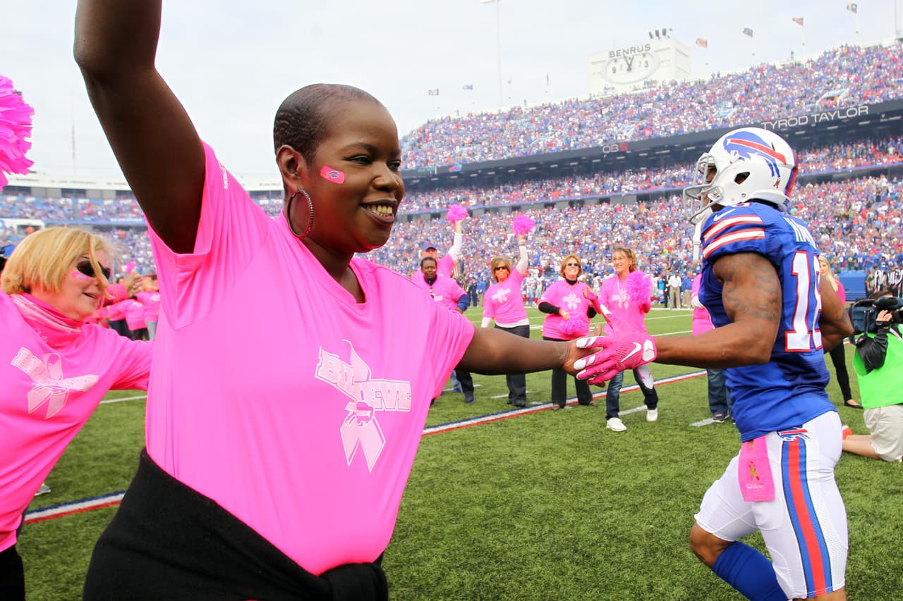 Empezó el mes de la concientización del cáncer de mama y la NFL se pintó de rosa en apoyo a tan noble causa. Checa las mejores imágenes.