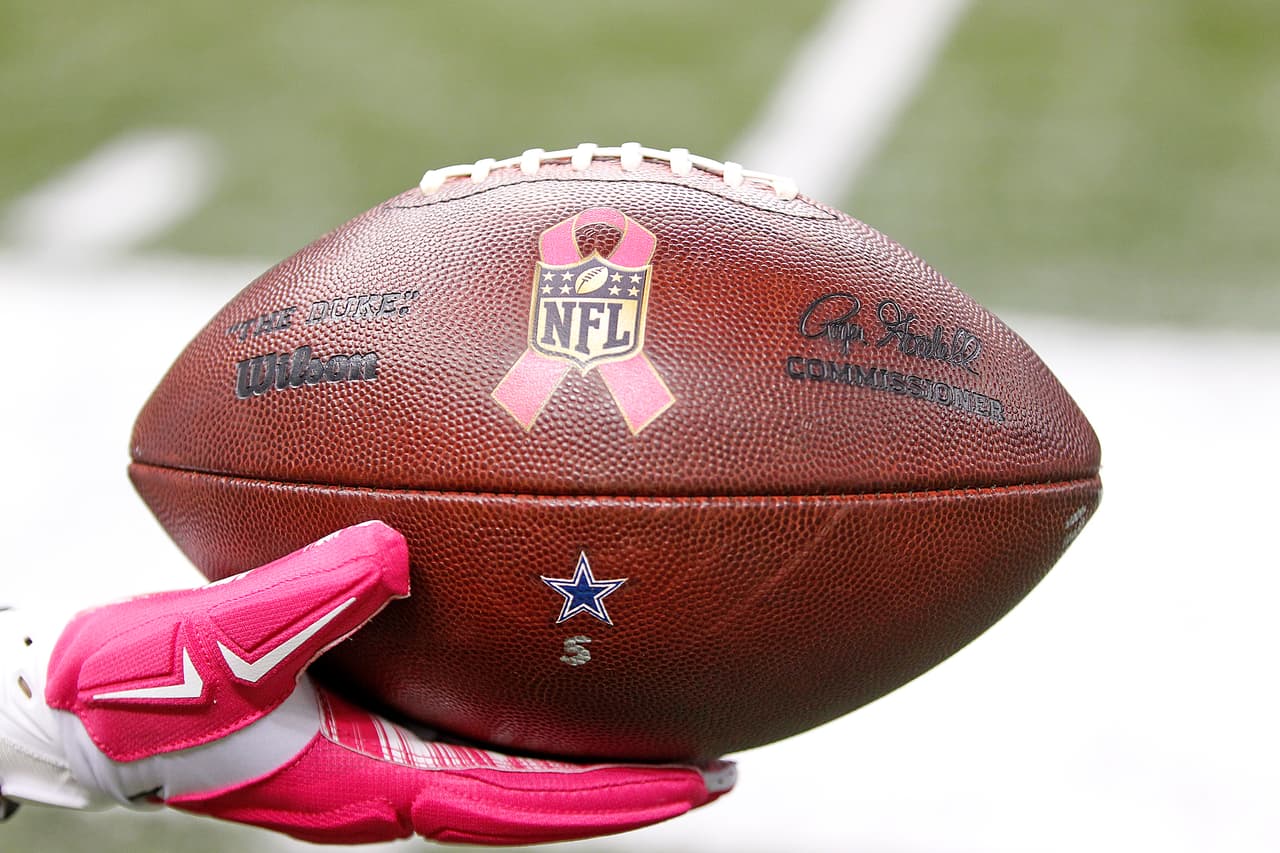 Empezó el mes de la concientización del cáncer de mama y la NFL se pintó de rosa en apoyo a tan noble causa. Checa las mejores imágenes.