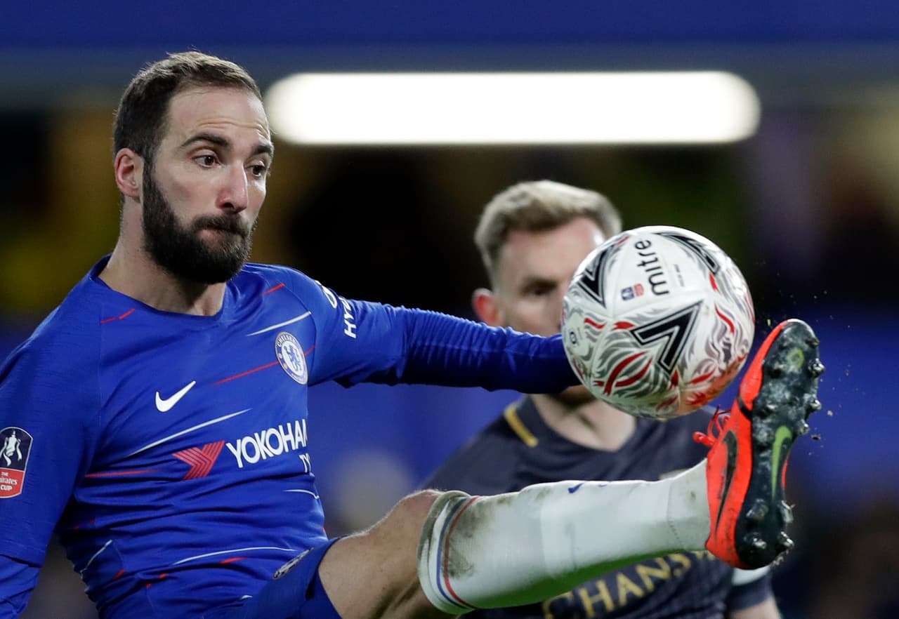 Gonzalo 'el Pipa' Higuaín tuvo un buen paso por el Real Madrid y fue ídolo del Napoli, además de romperla con la Juventus pero con el Chelsea nada más no no pudo.