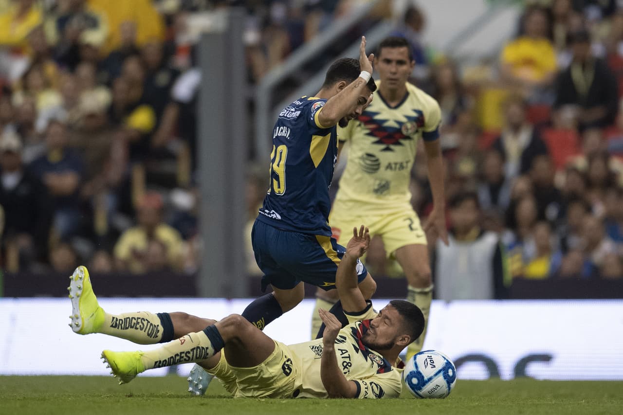 El partido se volvió intenso, se generaron más espacios, los esfuerzos de los futbolistas eran más largos pero sin claridad.