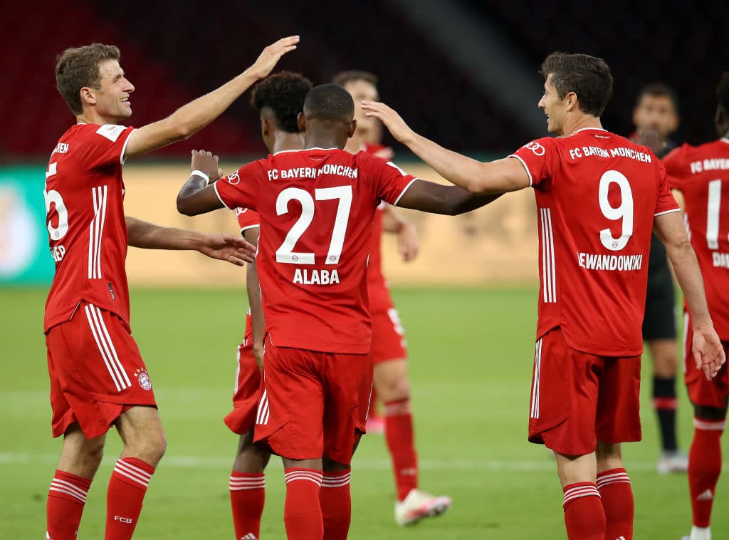El polaco aprovechó un despeje de Neuer que recibió cruzando la media cancha. Sacó un potente tiro de volea y el balón, que hizo malabares en las manos de Hradecky, se resbaló al fondo de la portería.