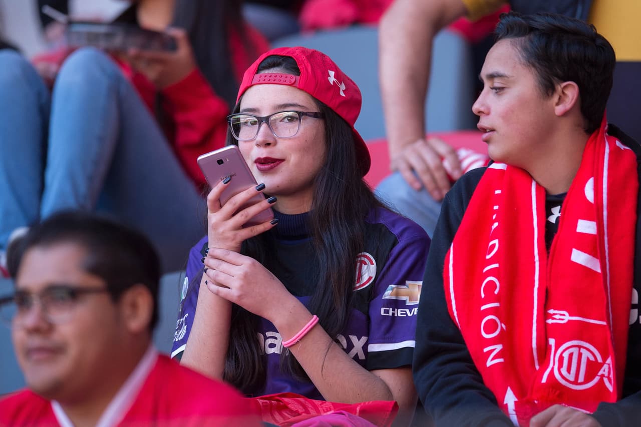 Las hermosas seguidoras también llegaron al estadio Nemesio Diez para alentar al Toluca.