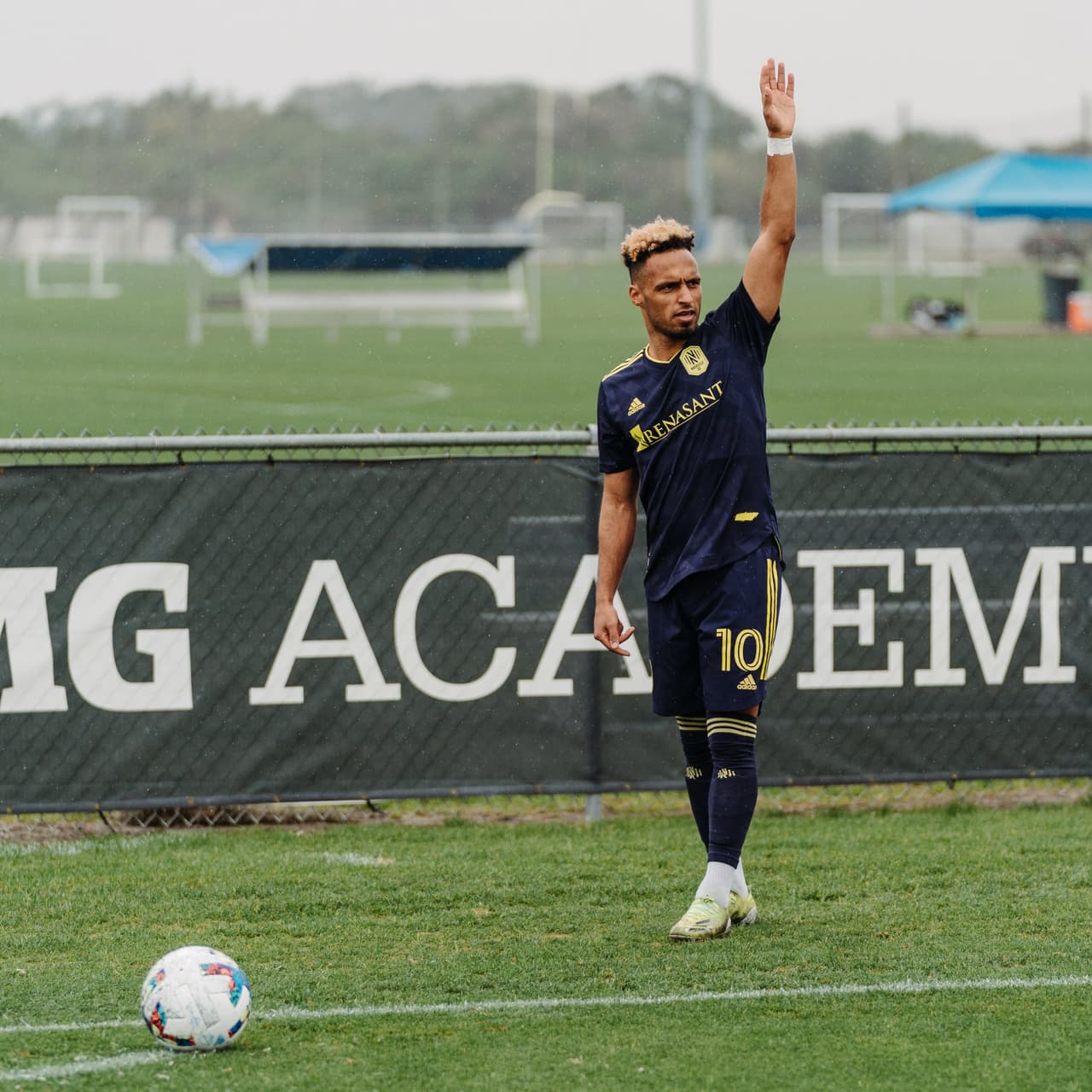 Mukhtar mide la distancia antes de lanzar un tiro de esquina.