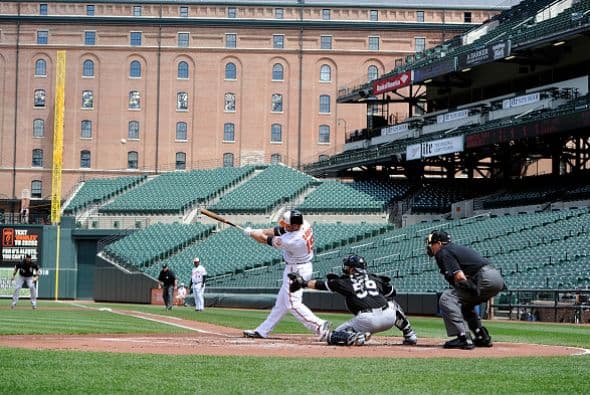 Mientras los ánimos siguen caldeados en Baltimore después de varios días de disturbios y saqueos, los Orioles jugaron el miércoles el último partido de su serie contra los Medias Blancas de Chicago.