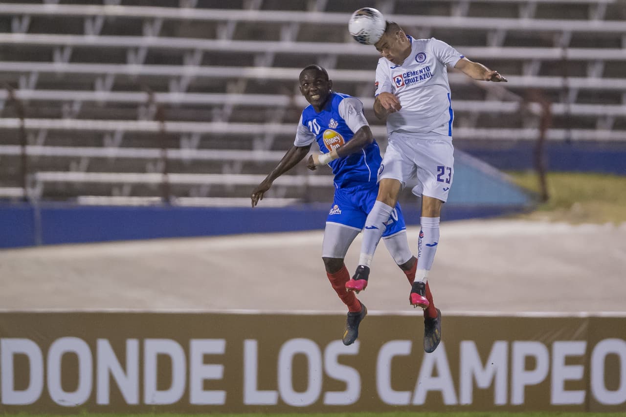 Pablo Aguilar aleja el peligro luego de un buen centro de Shande James.