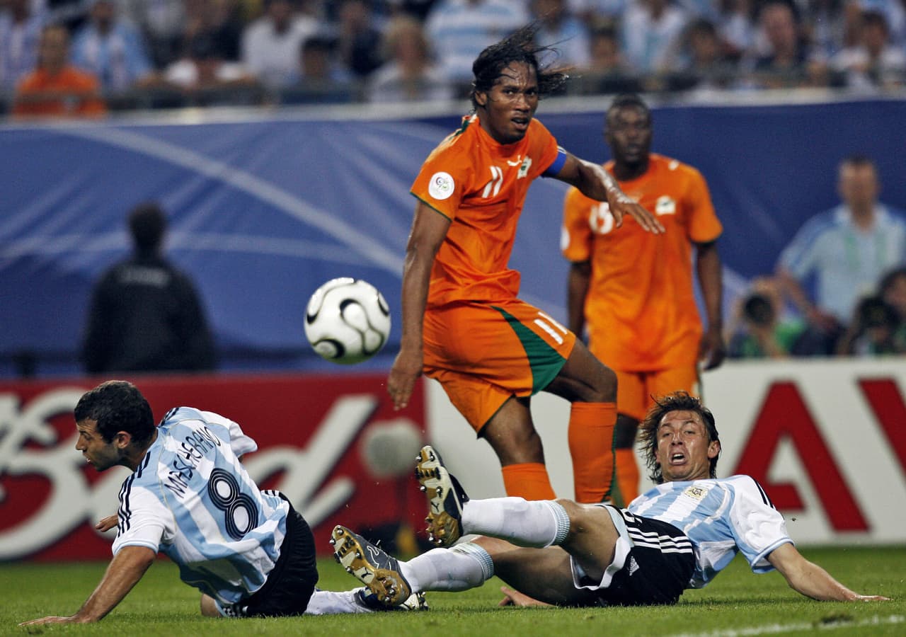 Pero en 2006 la selección marfileña calificó a su primer Copa del Mundo de la FIFA, ayudando a deponer las armas por unos días.