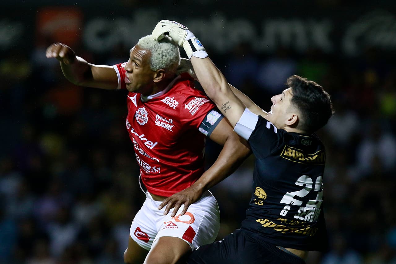 Roberto Nurse y Gaspar Servio, durante el juego de Ida de Semifinales del torneo Clausura 2019 del Ascenso MX.