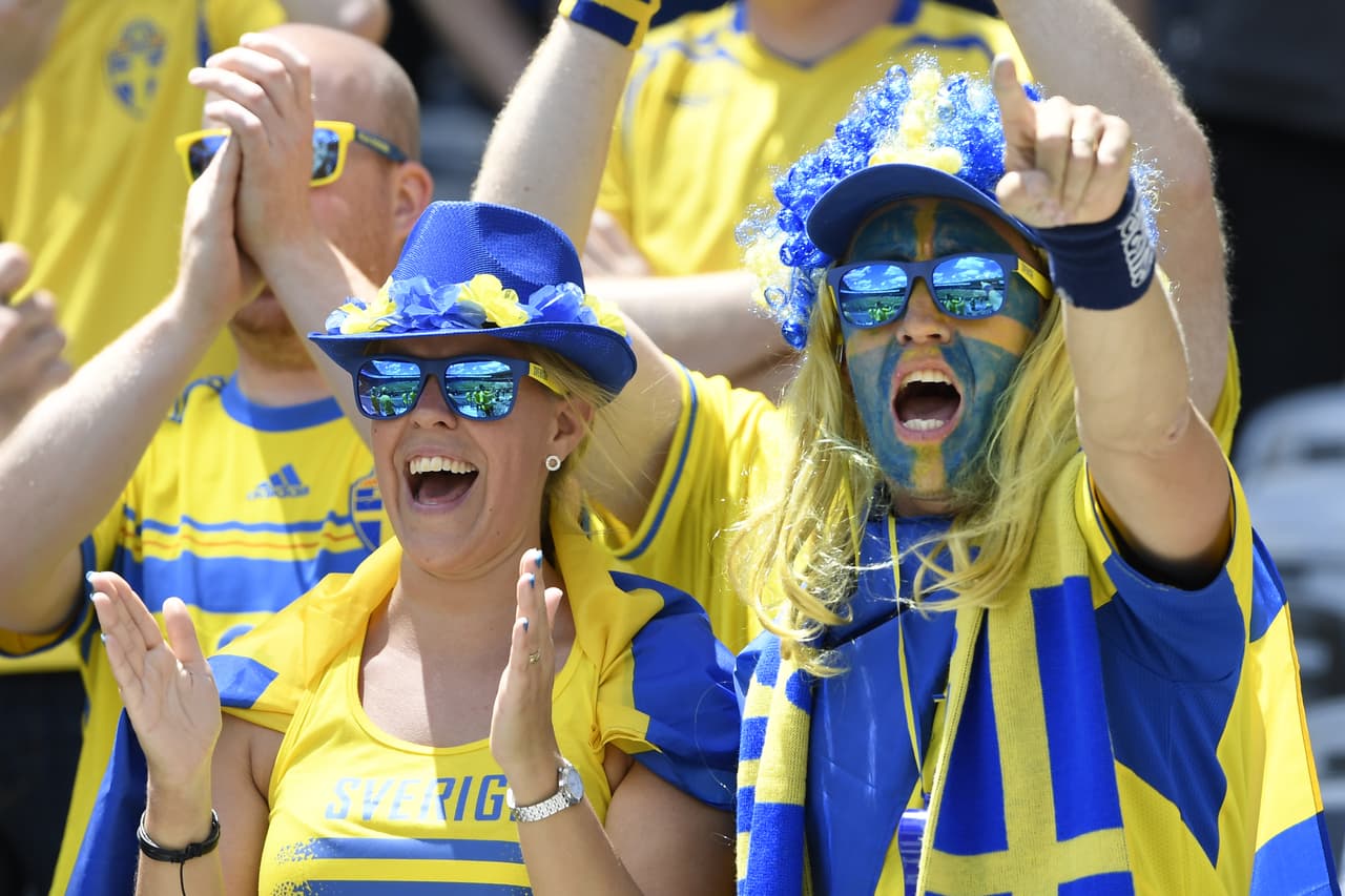 Los suecos apoyando a su equipo