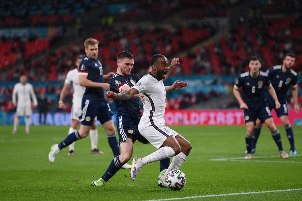 Ni Inglaterra ni Escocia logran anotar y el público se queda enfadado tras el empate 0-0.