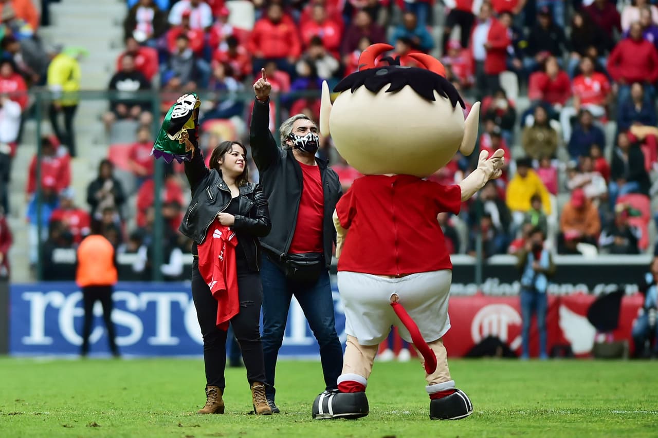 El día de hoy en el Estadio Nemesio Diez, se realizó un pequeño homenaje a un grande de la lucha libre nacional. El equipo portó en su playera la imagen de quien fue fiel seguidor de los Diablos y siempre mostró su afición por el equipo de sus amores. Descansa en paz, Parka.