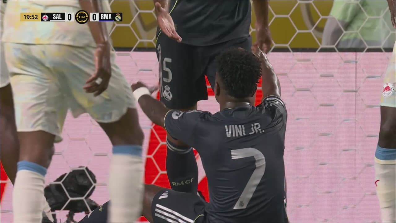 ¡Tremenda atajada de Zawieschitzky! Vini se pierde el primero del Real Madrid