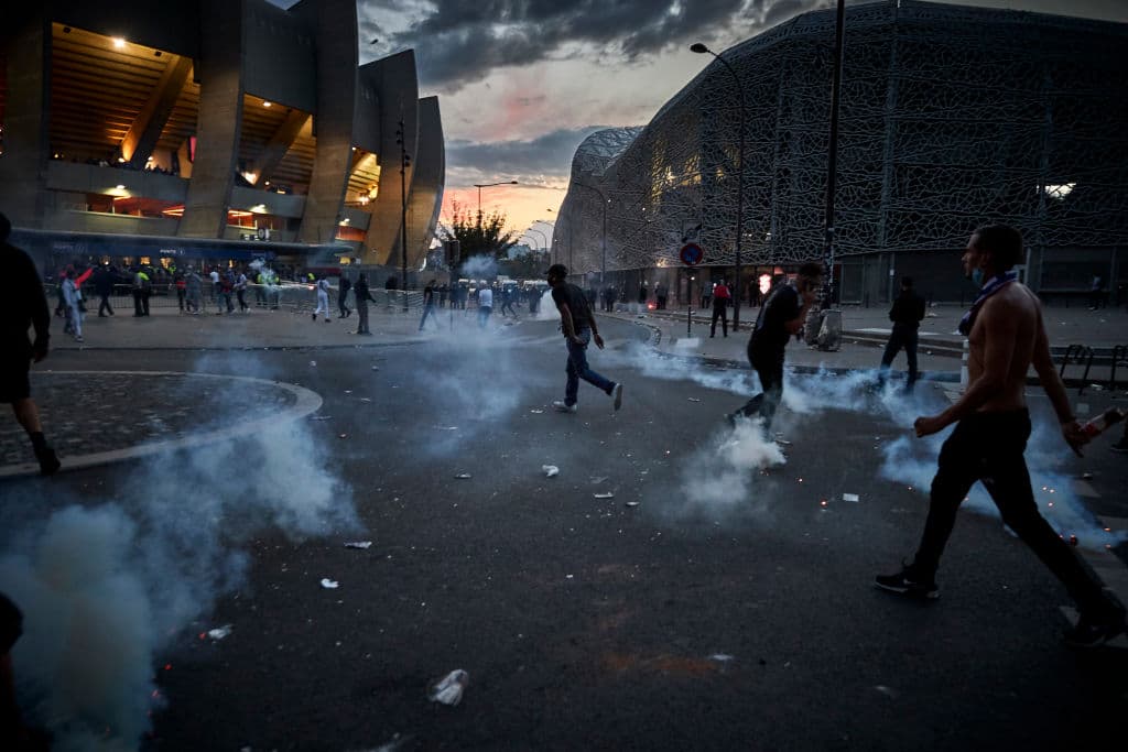 Luego de que el Paris saint Germain perdiera la final de la UEFA Champions League frente al Bayern Múnich, los ultras de los franceses salieron a las calles de París a causar destrozos.