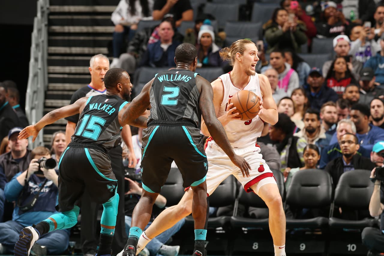 Heat 91-84 Hornets: buen triunfo de Miami en su visita a Charlotte que los mantiene aferrados con 30 triunfos al octavo lugar del Este. Kelly Olynyk fue el mejor hombre de la noche en el Time Warner Cable Arena con 22 puntos, 11 rebotes y una asistencia.